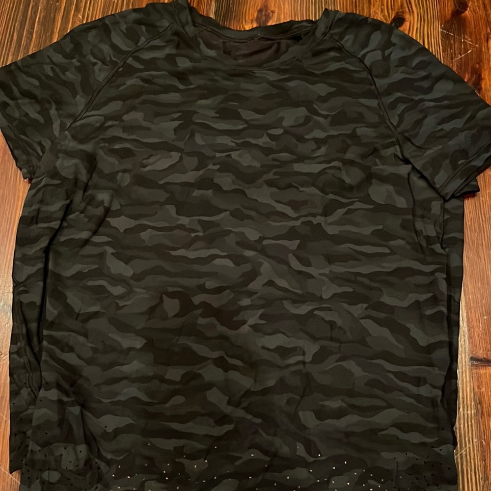 LULULEMON CAMO CUT IN BACK TOP